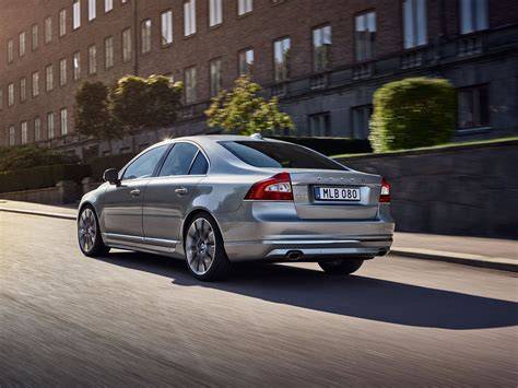 Schéma nastavení času v palubním systému Volvo S80