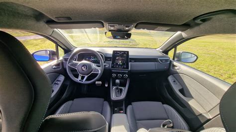 Interiér vozu Renault Clio 4 s detailním pohledem na nastavení sedadla a volantu