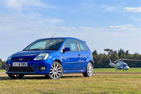 Infografika s porovnáním verzí motorů Ford Fiesta Mk6 (2002-2005): výkon, točivý moment, spotřeba a emise