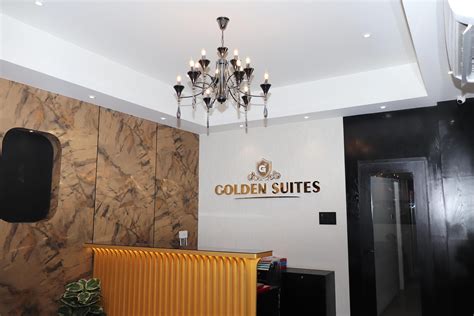 Infografika s názvy vůní Authentic Suite, Golden Suite, Green Suite, Blue Suite a Amberblack Suite a jejich hlavní charakteristiky