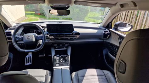 Fotografie interiéru vozu Citroën C5 s jasně označeným místem, kde je VIN kód viditelný přes čelní sklo