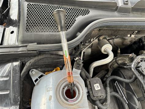 Detail vodní pumpy s viditelnými známkami úniku chladicí kapaliny