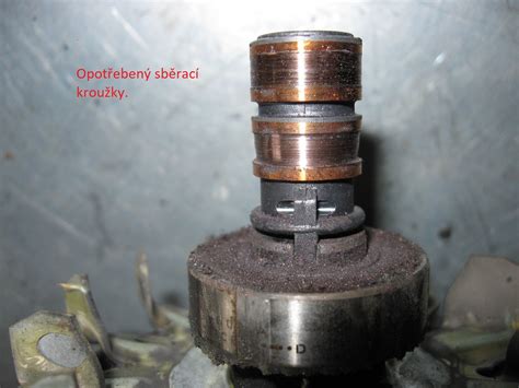 Detail uhlíků a sběrných kroužků alternátoru.