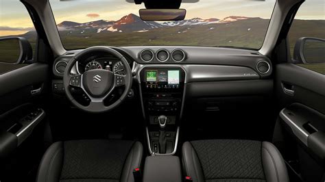 detail interiéru Suzuki Vitara s koženými sedadly a panoramatickým oknem