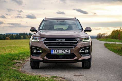 Obrovský osmiválec pod kapotou Sierra - motor a výfuk