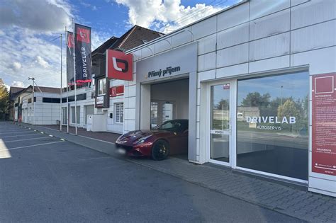 fotografie moderního autoservisu Drivelab Říčany s mechaniky v akci