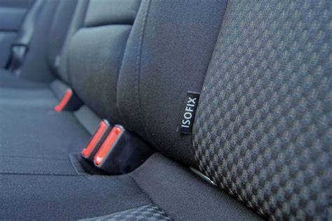 Infografika: Schéma ukotvení zadních sedadel a průchodek Isofix