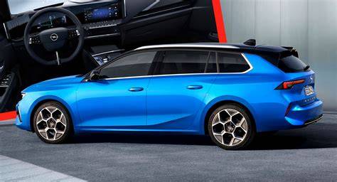 Opel Astra Sports Tourer v režimu SPORT z boku