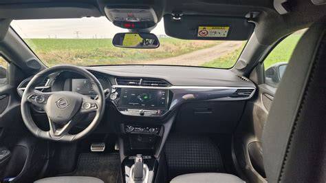 Opel Corsa C interiér s potahem volantu