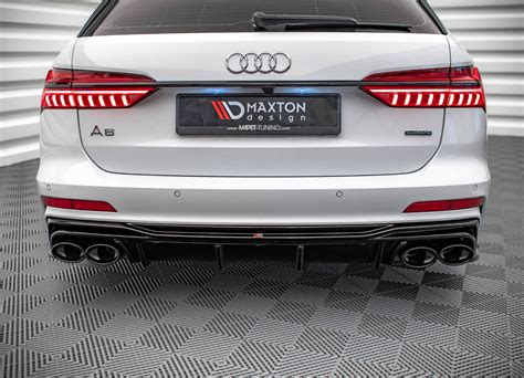 Detail zadního nárazníku Audi S4 s dvojitými koncovkami výfuku