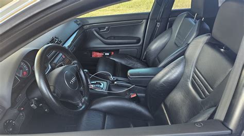 Interiér Audi S4 B6 s koženými sedadly Recaro a sportovním volantem