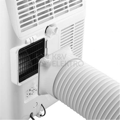 Obrázek mobilní klimatizace v akci s instalací těsnící vložky do okna