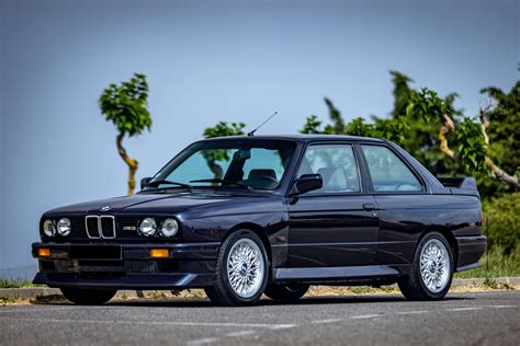 Schéma nebo infografika znázorňující různé typy dílů karoserie pro BMW E30 M3.