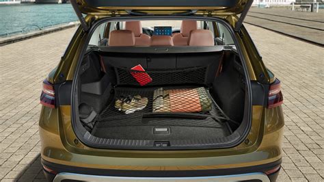 Ilustrace interiéru Škody Superb I s důrazem na prostor pro cestující a zavazadla.