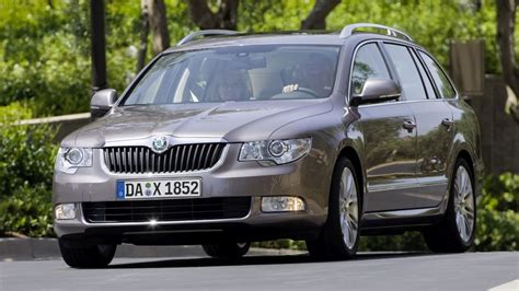 Boční pohled na Škodu Superb II Combi s otevřeným kufrem.