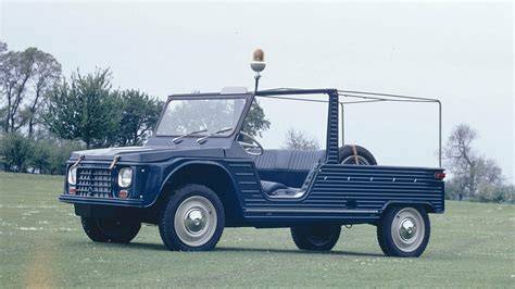 Obrázek Citroën Méhari z období výroby a jeho exponát v muzeu