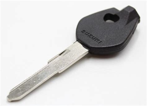 Infografika: Základní typy klíčů Suzuki (klíč, transponder, smart key)