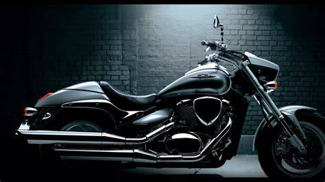 Infografika: Technické údaje Suzuki Intruder M800/C800 včetně rozměrů a kapacity nádrže