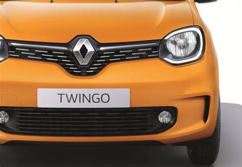 Přední pohled na Renault Twingo s jeho charakteristickým usměvavým designem.