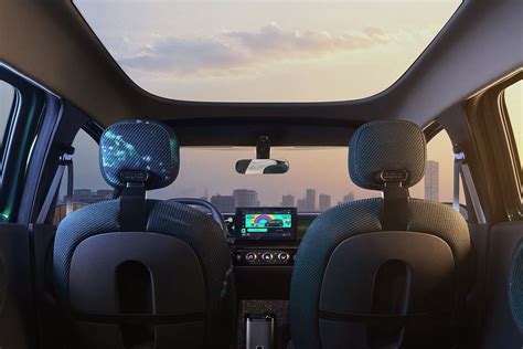 Interiér Renaultu Twingo s důrazem na prostornost a variabilitu zadních sedadel.