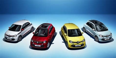 Řadový pohled na různé generace a faceliftované verze Renaultu Twingo.
