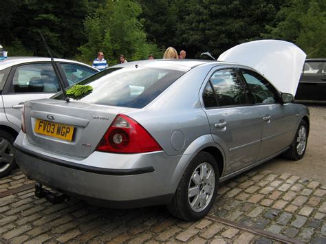 Infografika: Struktura pantů dveří Ford Mondeo 2003 a možné poškození