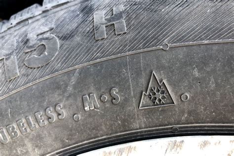 Ilustrace pneumatiky s označením M+S