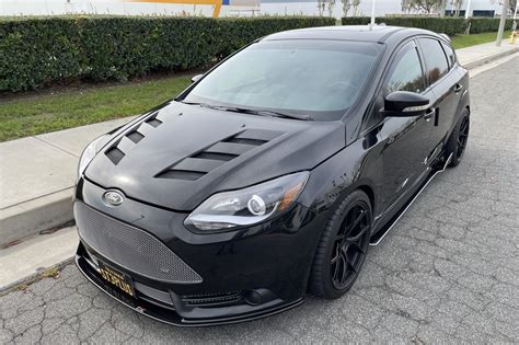 Ford Focus ST 2013 - boční profil vozu s důrazem na sportovní prvky