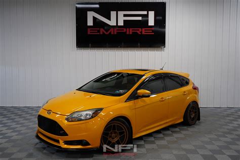 Ford Focus ST 2013 - interiér s dominantními sportovními sedadly Recaro