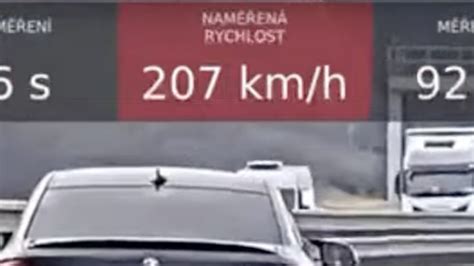 ilustrace vozu jedoucího po dálnici