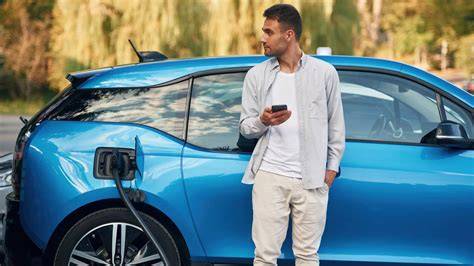 Infografika: Srovnání dojezdu a doby nabíjení plug-in hybridů