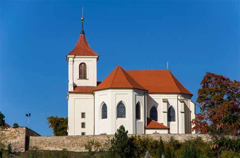 Obrázek: Kostel svatého Apolináře na kopci nad Sadskou