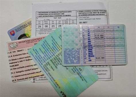 Detailní záběr na servisní knížku a doklady k vozidlu.