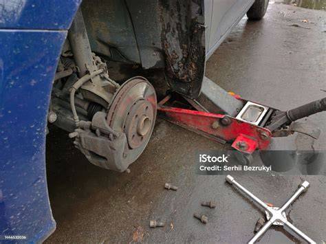 auta na servisním zvedáku v dílně