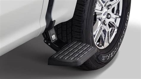 Detailní záběr na hliníkový boční nášlap pro Nissan X-Trail