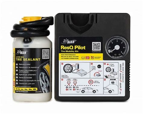 Obsah typické opravné sady na pneumatiky s nástroji a těsnicím prostředkem.