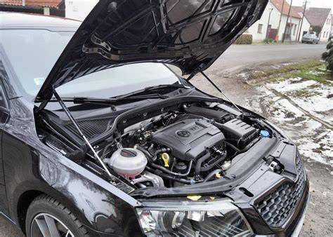 Infografika: Umístění a tok lanka kapoty na Škoda Octavia