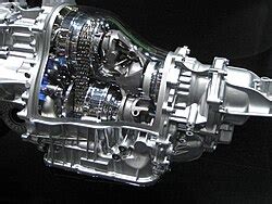 Koláž: různé typy převodovek Subaru (5MT, 6MT, 4EAT/5EAT) a jejich skříně
