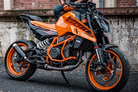 Infografika: princip ladění výfuku u KTM 390 Duke a vliv na průtok a zvuk