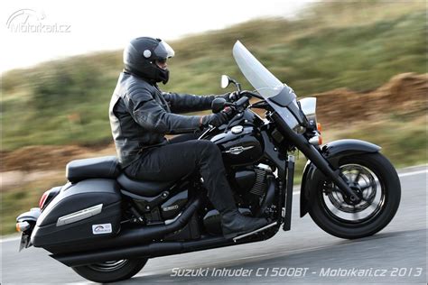 Infografika: Porovnání rozměrů a hmotnosti Suzuki Intruder C1500BT vs. konkurence