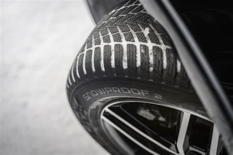 Detail běhounu pneumatiky Nokian Snowproof 2 s technologiemi Alpine Sense Grip 2.0