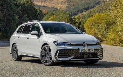 historické fotografie prvních generací Volkswagenu Golf a Golf Variant