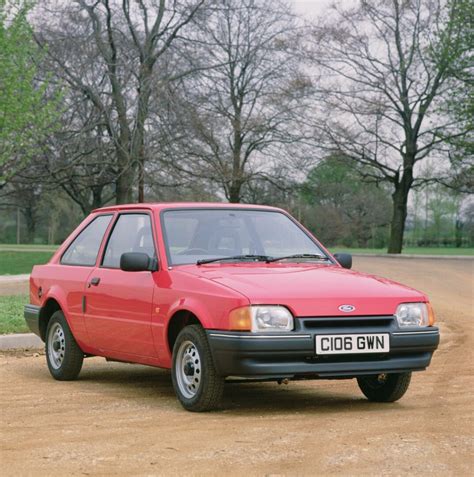 Infografika: Rozdíly mezi motorovými systémy Ford Escort MkIV a srovnatelnými vozy