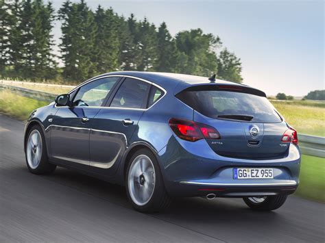 Ilustrace různých karosářských variant Opel Astra J (hatchback, sedan, kombi, GTC)