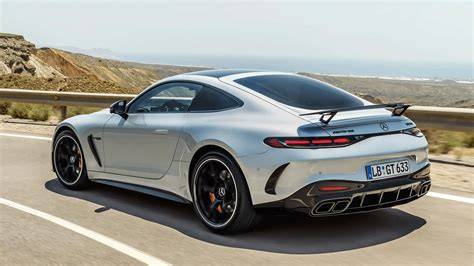 Obrázek výkonového srdce Mercedes-AMG GT a jeho aerodynamických prvků