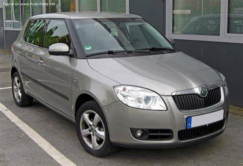 Infographic: Rozdíly verzí Fabia II - motorizace a výbavy (1.2 HTP, 1.2 TSI, 1.4 MPI, 1.4 16V; Ambition, Style, Elegance)