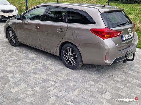 detail zadní části kombi Toyota Auris s přesunutou registrační značkou a sdruženými světly