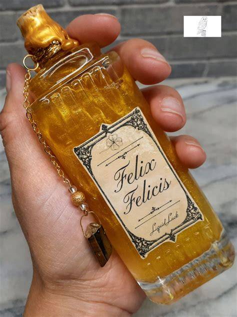 Infografika: Felix Felicis a jeho vizuální reprezentace v různých filmech a replikách
