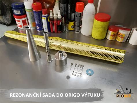 Infografika: Porovnání hmotností originálního výfuku a lehčích laďáků pro XR-V 750