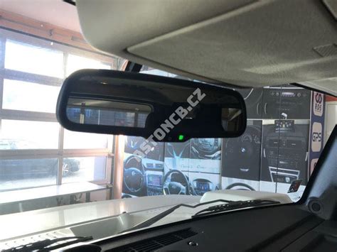 Detailní záběr palubní kamery integrované do zpětného zrcátka